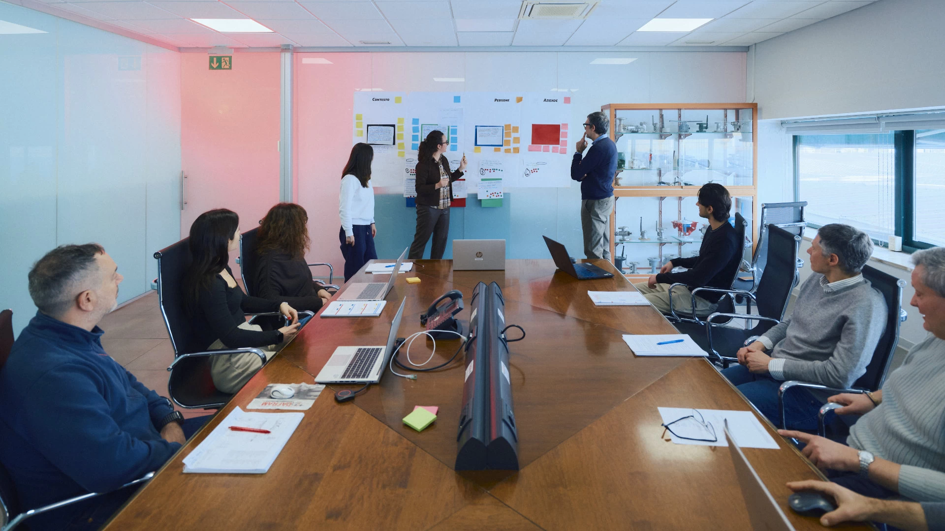 Riunione di team in ufficio durante un confronto su opportunità di carriera e posizioni aperte in azienda